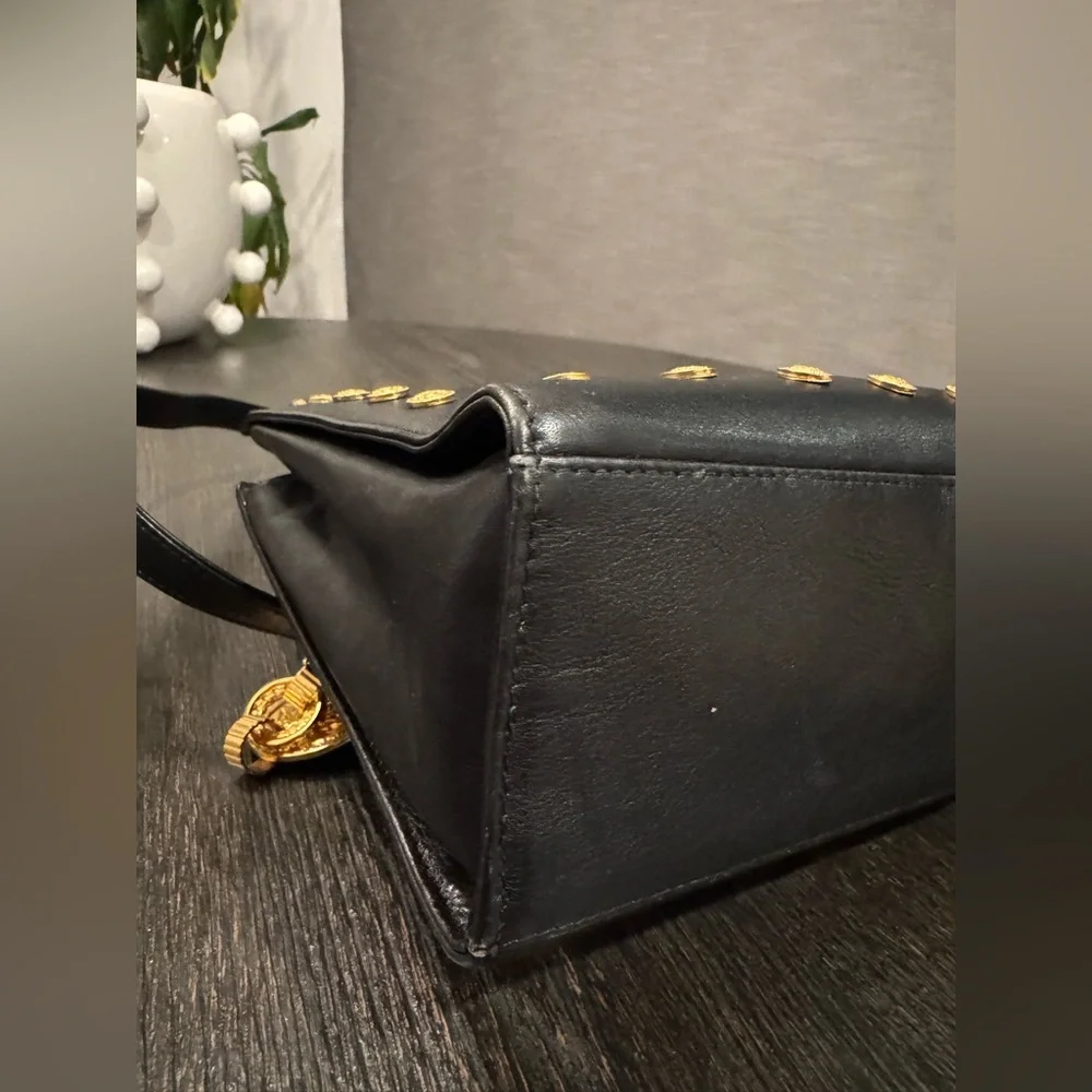 1990s Gianni Versace Couture Medallion Black leather Chain Bag - Picture 5 of 12